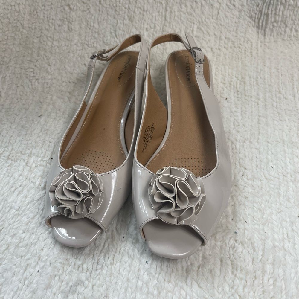 Comfortview synthetic patent Cream Peep-Toe Slingback flower accent Heels SZ12W.
